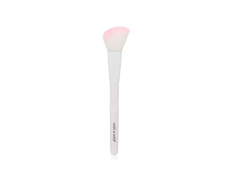 Wet 'n' Wild Makeup Brush Contour Brush Plush Angled Brush to Fit the Contours of Your Face Sculpt and Shape Easy-to-use Makeup Brushes Contouring Brush