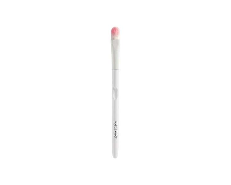 Wet 'n' Wild Large Eyeshadow Brush with Rounded and Innovative Bristles and Ergonomic Handle