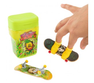 Caja chicles + 2 monopatines Skate Hot Wheels