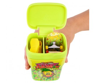 Caja chicles + 2 monopatines Skate Hot Wheels