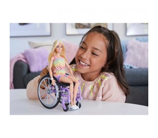 Muñeca Fashionista con Silla de Ruedas Barbie